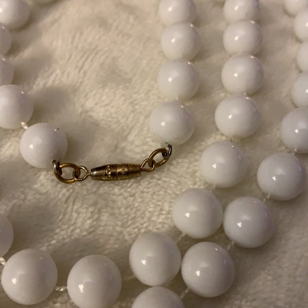 Women’s classic white plastic bead necklace - Picture 2 of 5
